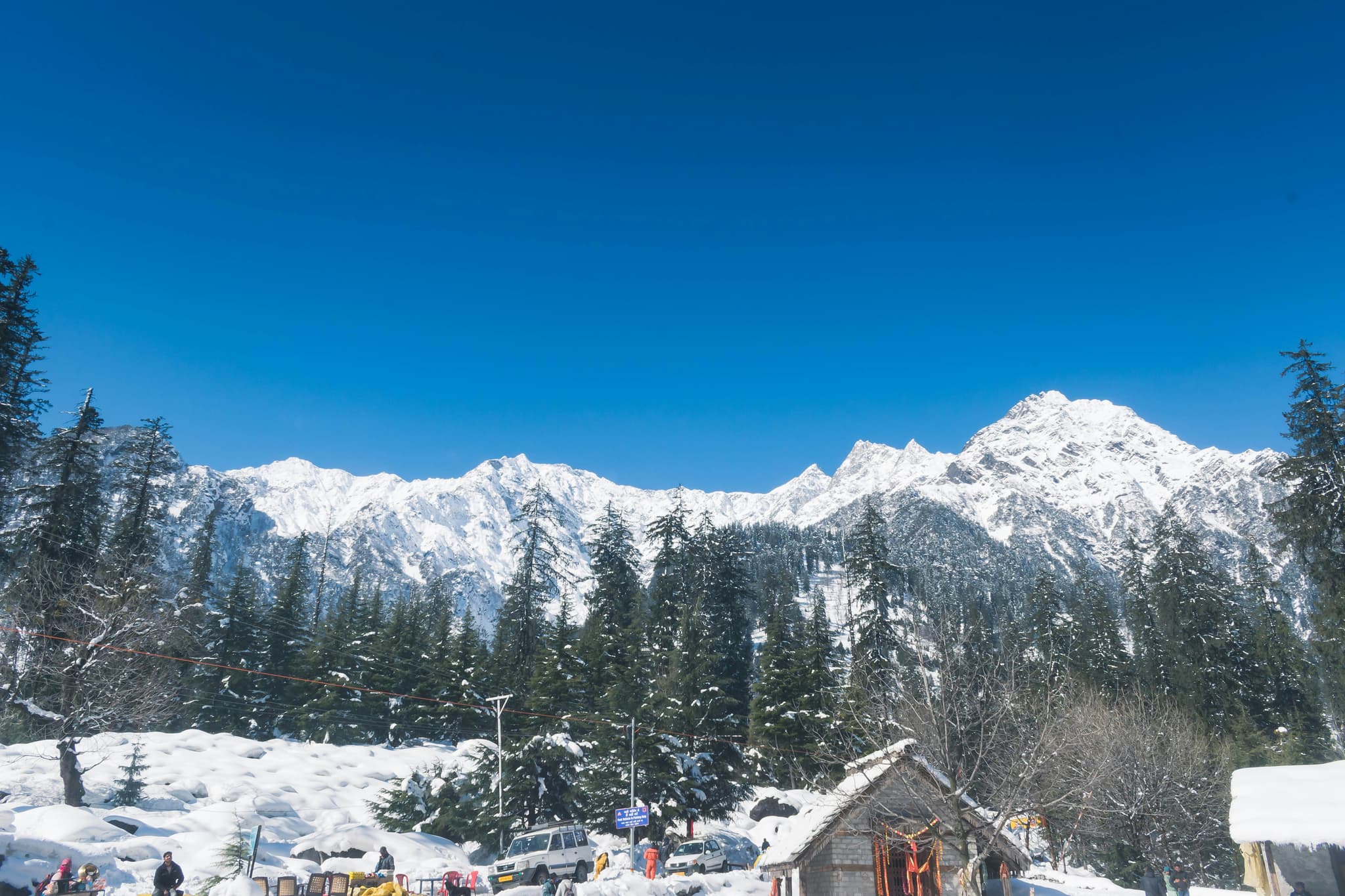 Solang Valley with cable cars and snow mountains