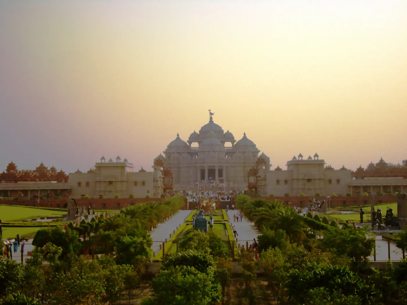 Wide dusk view of the Akshardham Temple complex in Delhi, showing the full mandir and its grounds