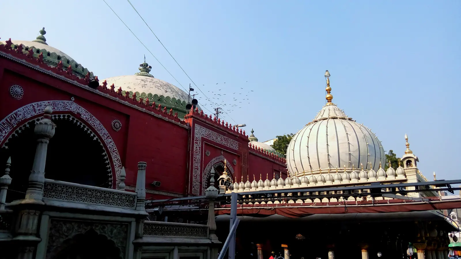 The white marble dome and red sandstone facade of Hazrat Nizamuddin Dargah, the Sufi shrine in Delhi