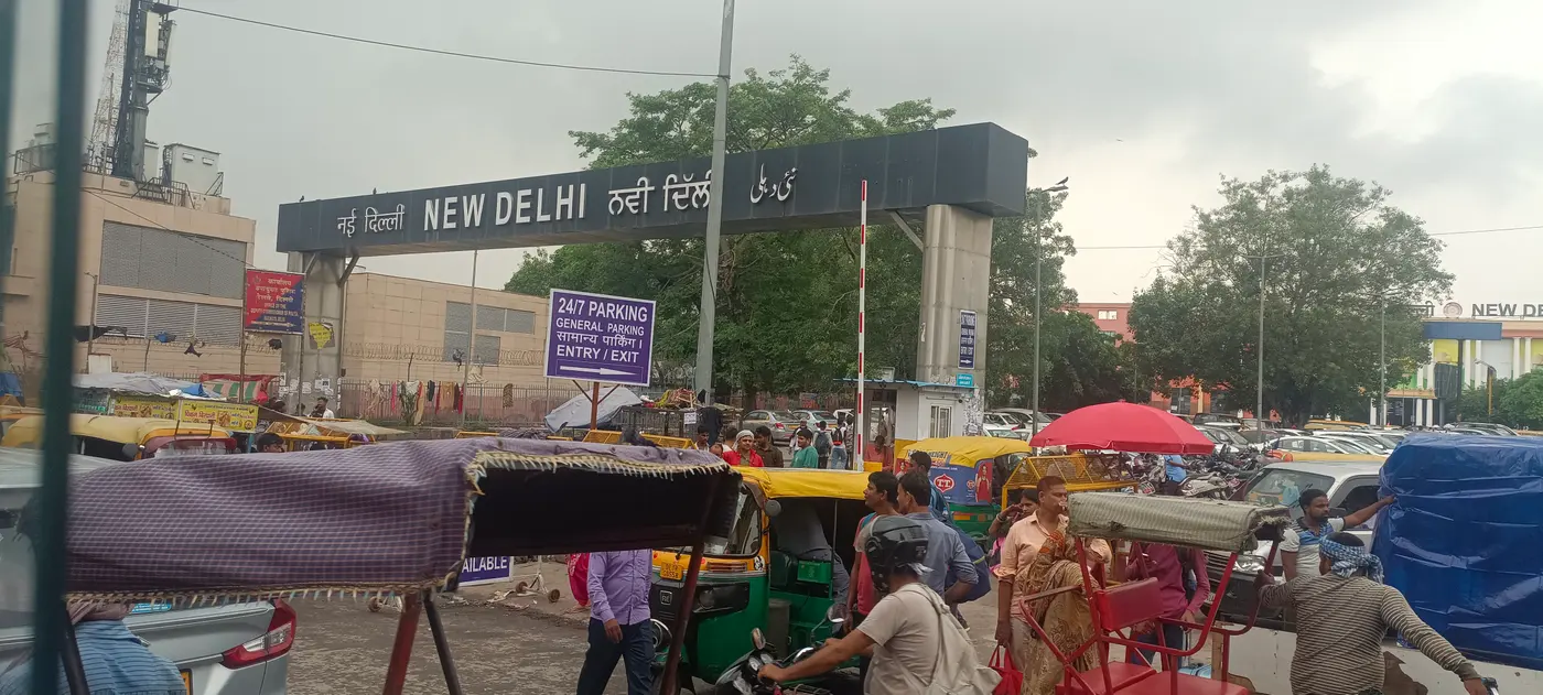 The Ajmeri Gate entrance of New Delhi Railway Station, the exit closest to Paharganj's Main Bazaar