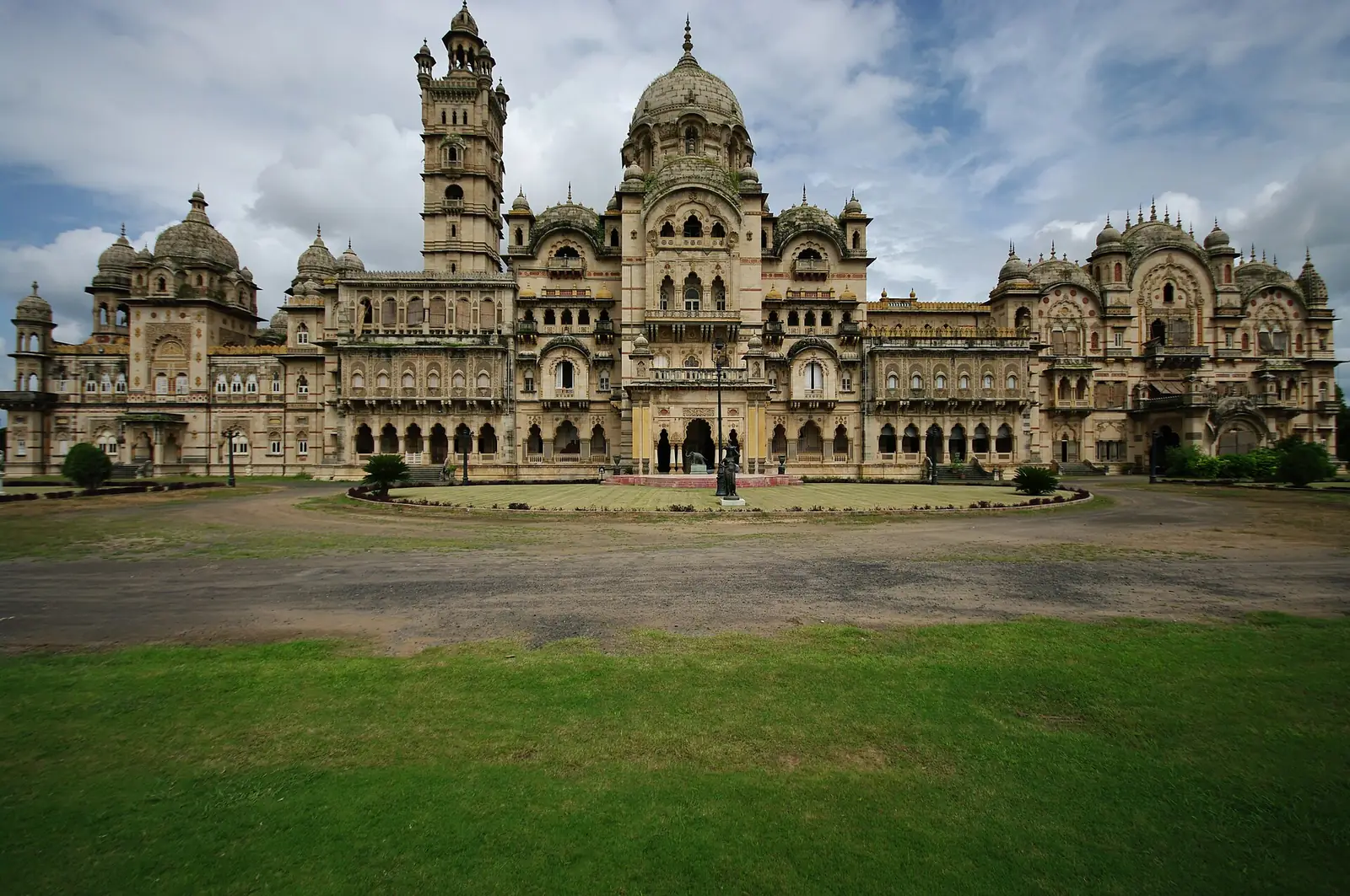 Vadodara Travel Guide: Laxmi Vilas Palace & Baroda's Heritage