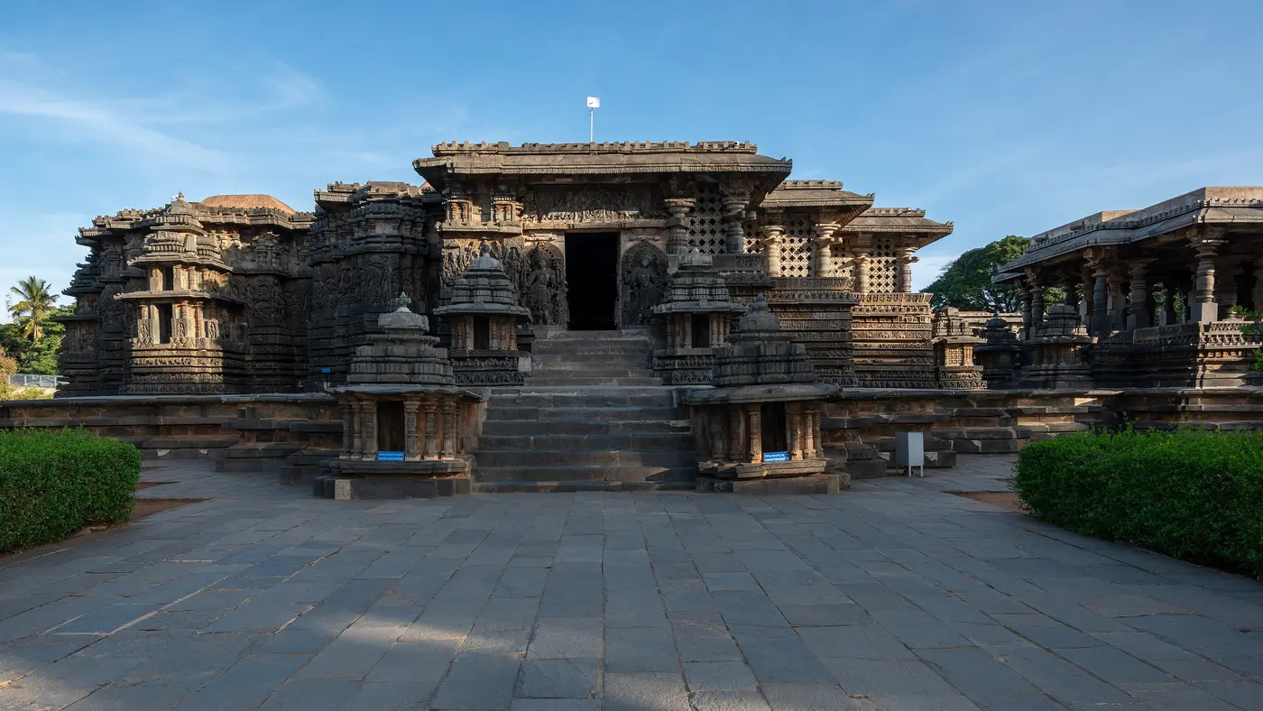 Carved walls of the Hoysaleswara Temple, Halebidu