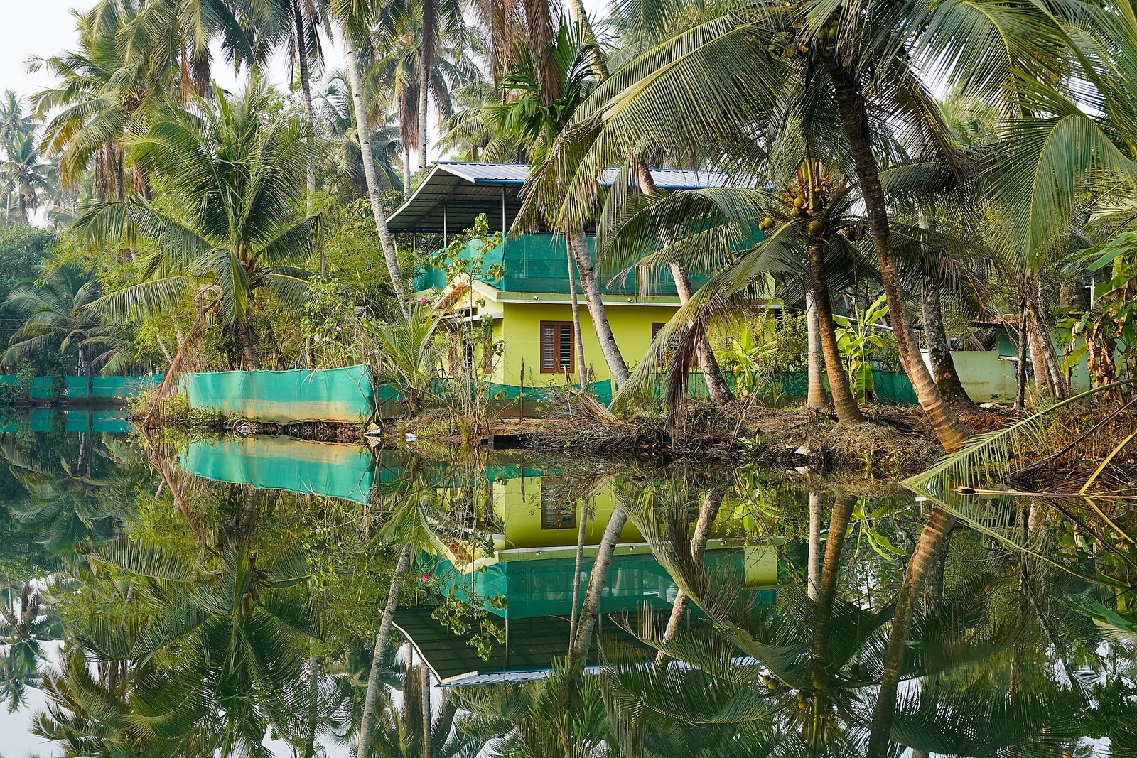 Munroe Island Travel Guide: Backwater Canoeing & Village Life