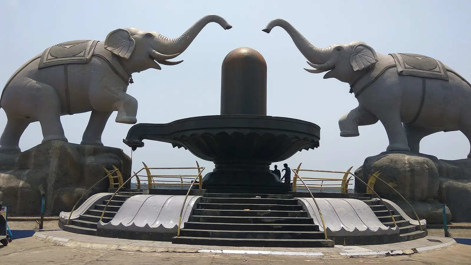 Shivalinga fountain flanked by elephant statues at Yanam's Rajiv Gandhi Beach