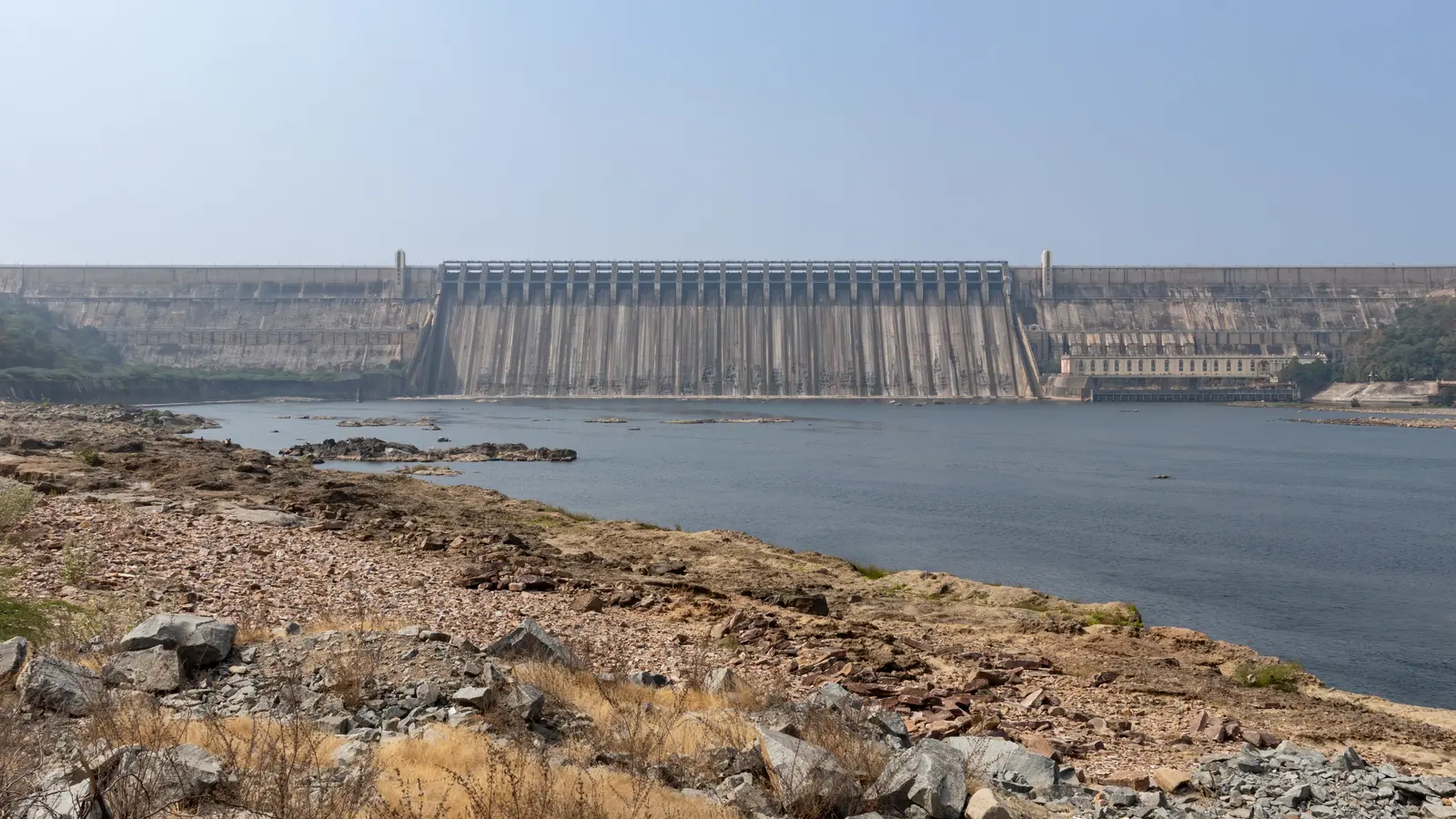 Wide-angle view of the Nagarjuna Sagar masonry dam and its crest gates across the Krishna river reservoir
