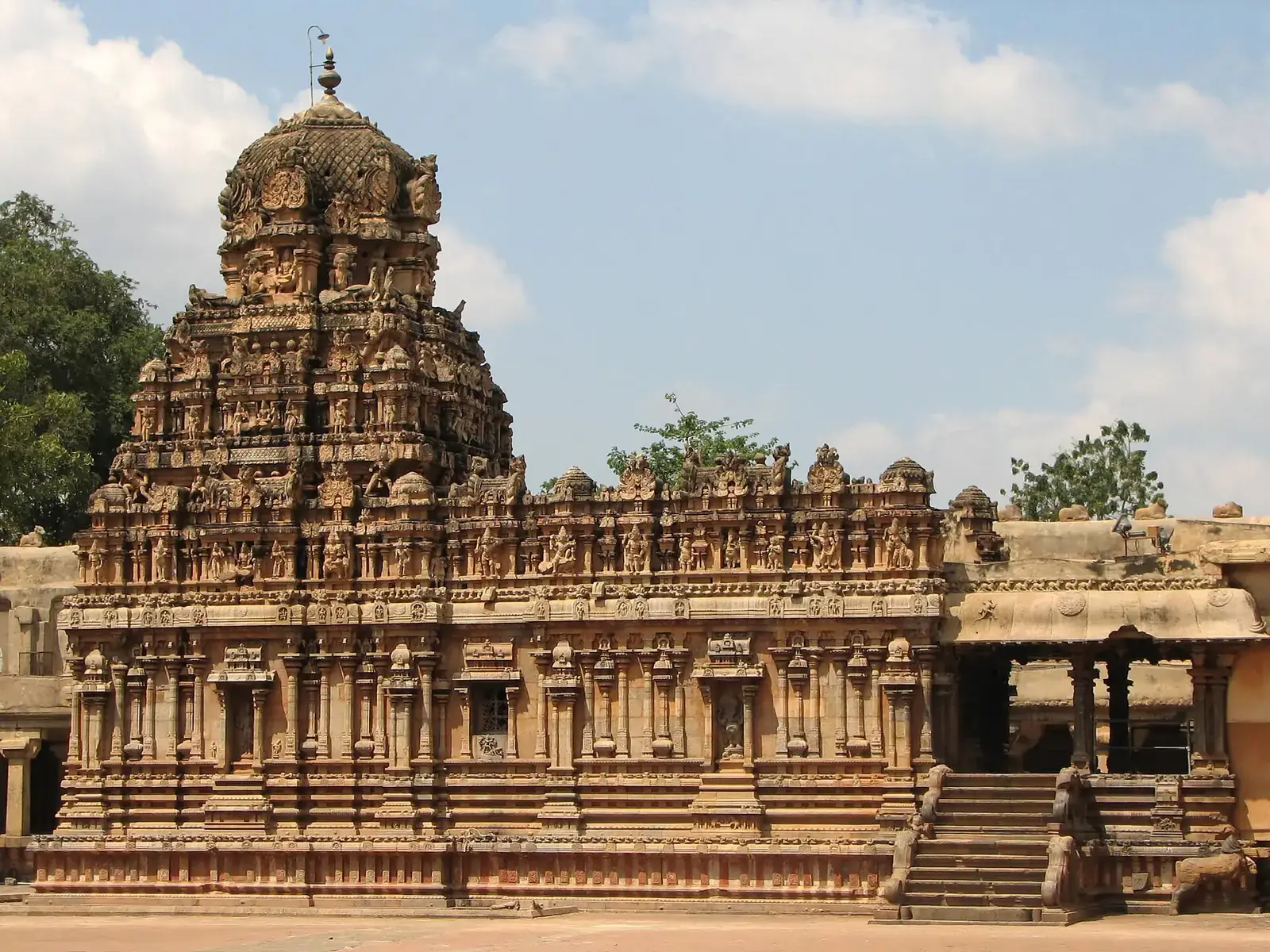 The Brihadeeswarar temple at Thanjavur, a classic Dravida temple
