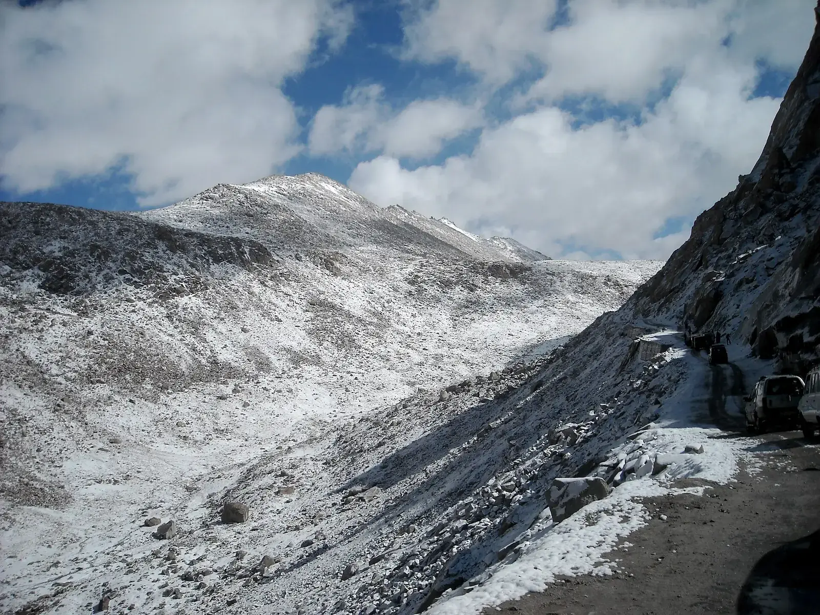 The road climbing towards Chang La, Ladakh